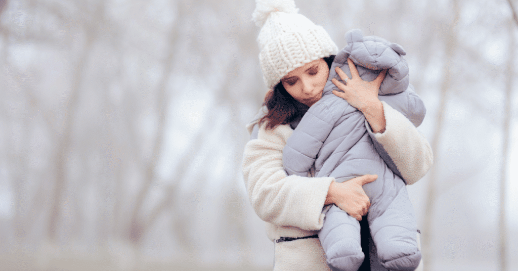 Madre cargando a su bebé
