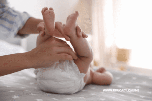 mama cambiando pañal de su bebé