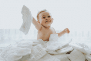 Bebe con pañal